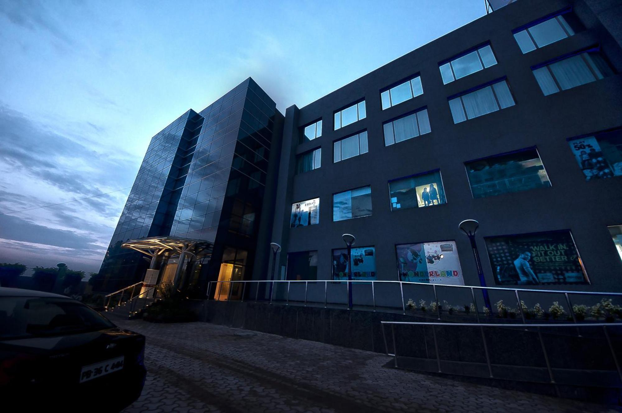 The Golden Plaza Hotel Panchkula Eksteriør billede
